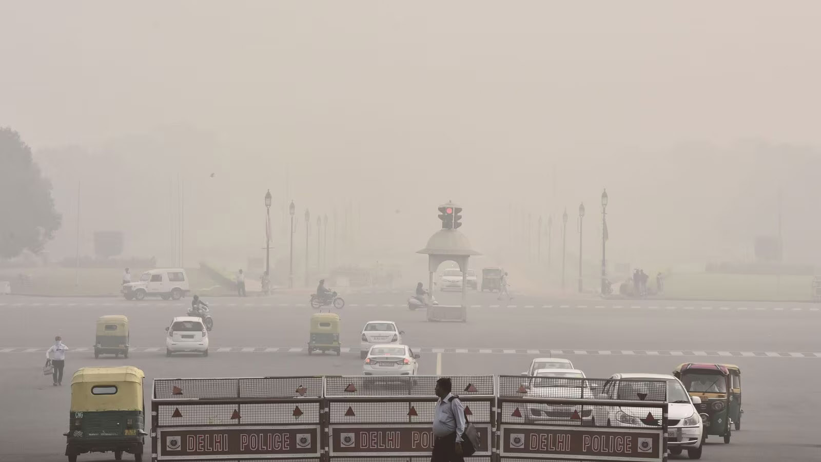 दिल्ली में प्रदूषण की दस्तक, एयर क्वालिटी हुई खराब, AQI 400 से अधिक