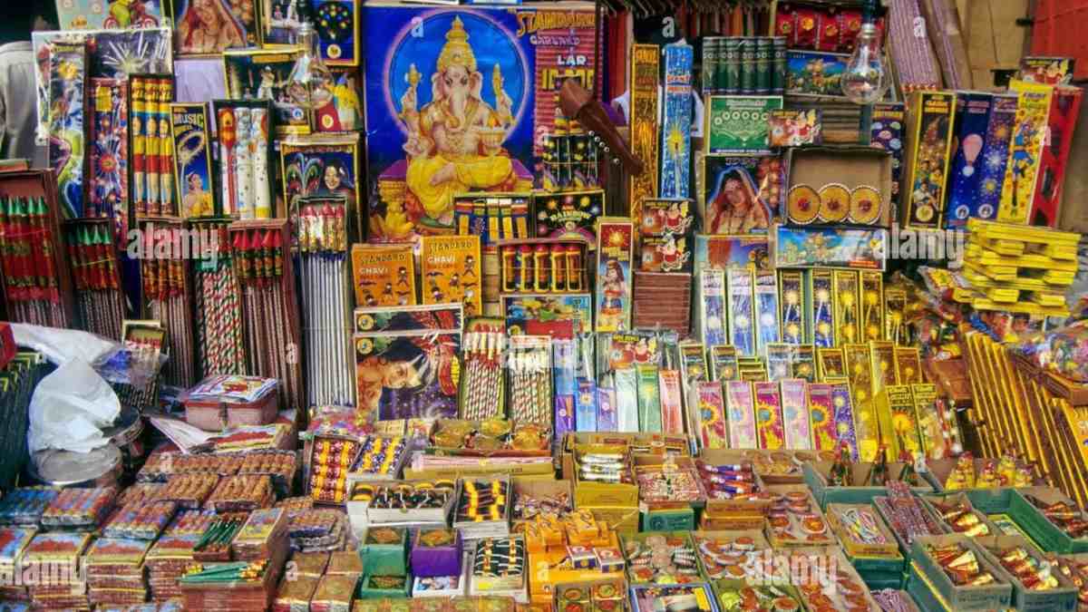 पटाखा दुकानों पर प्रशासन सख्त: सुरक्षा इंतजाम नहीं मिलने पर रद्द होगा लाइसेंस, जानिए कौन SDM किस इलाके में करेगा जांच