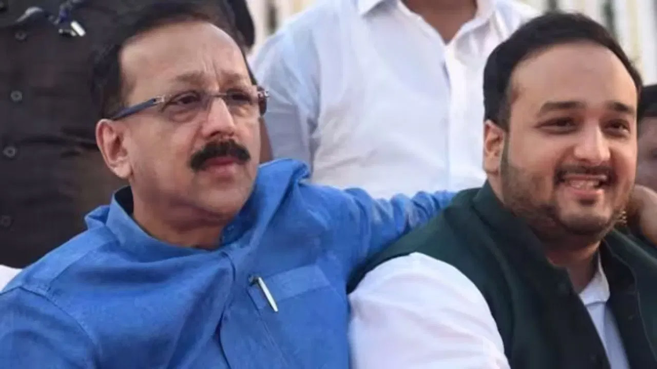 जीशान सिद्दीकी ने MVA पर साधा निशाना , कहा -‘साथ निभाना इनकी फितरत में नहीं, रिश्ते उससे रखो…’