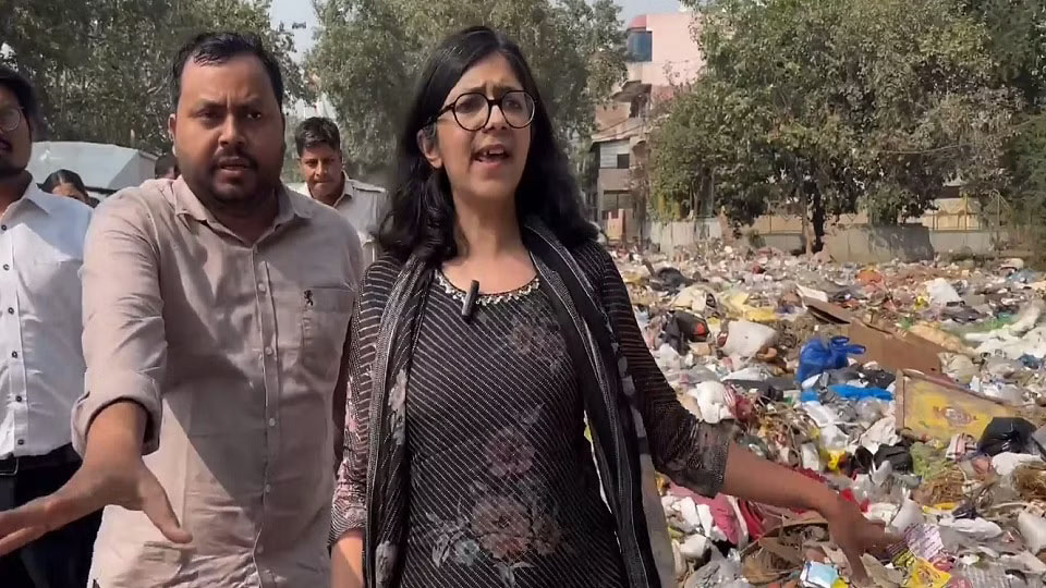 दिल्ली में गंदगी देखकर AAP सरकार पर भड़कीं स्वाति मालीवाल, बोलीं- कभी अपने महल से बाहर निकलकर झांको, दिल्ली को कूड़ादान बनाकर रख दिया…