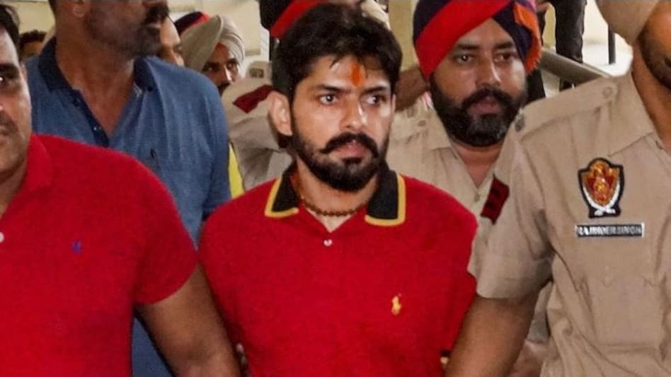 Lawrence Bishnoi: करणी सेना ने किया बड़ा ऐलान, एनकाउंटर करने वाले पुलिसकर्मी को मिलेगा 1 करोड़ का इनाम