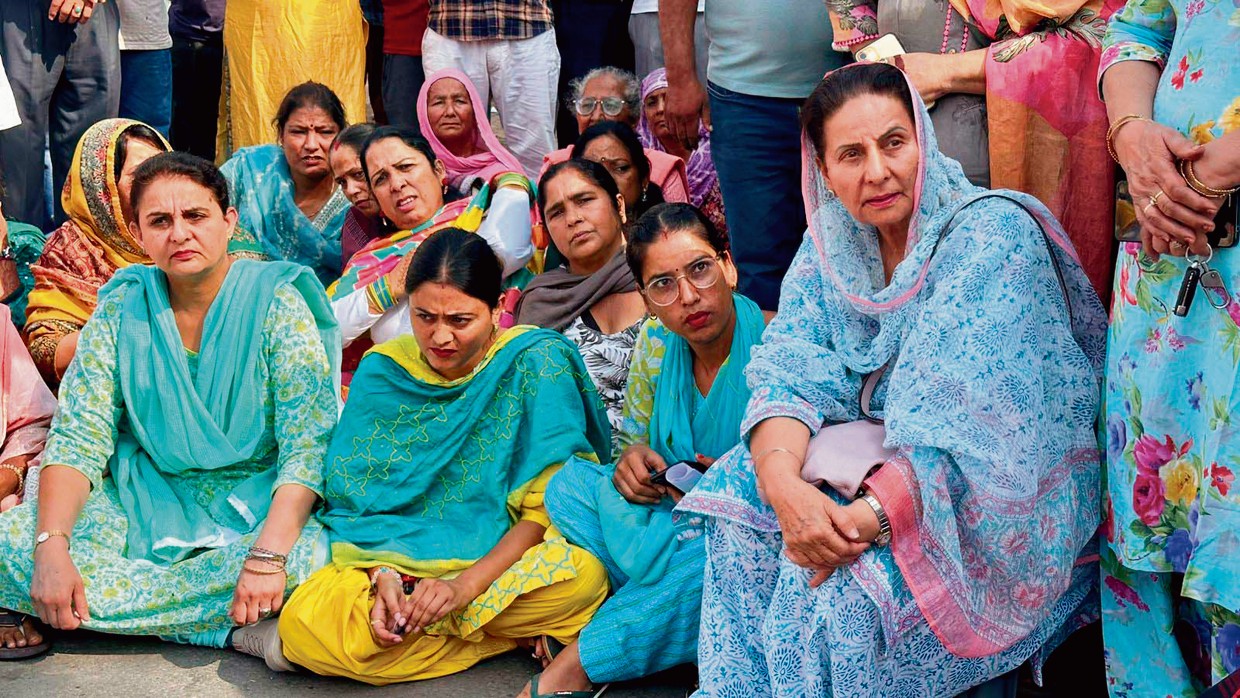 पटियाला में भाजपा नेता परनीत कौर ने की भूख हड़ताल, SSP कार्यालय के बाहर महिलाओं का धरना