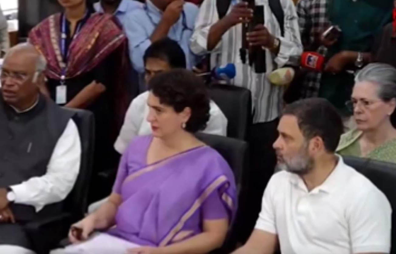 प्रियंका गांधी ने वायनाड से दाखिल किया नामांकन, साथ दिखा पूरा गांधी परिवार