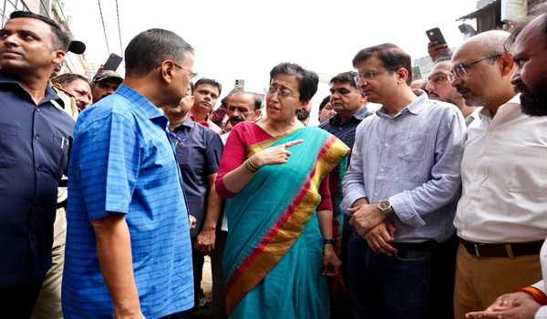दिल्ली की CM आतिशी और केजरीवाल ने चुनाव से पहले दिल्ली की सभी खराब सड़कों की मरम्मत का दिया भरोसा