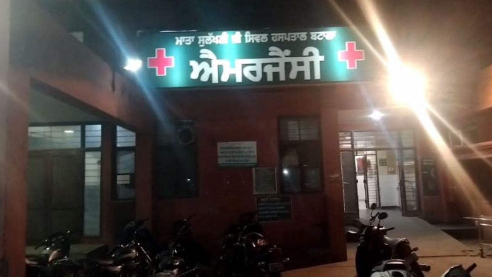 चुनाव ड्यूटी में लगे पोलिंग स्टाफ को लेकर जा रही बस हुई दुर्घटनाग्रस्त