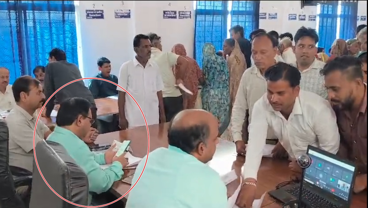 ADM का स्मार्टफोन प्रेम: जनसुनवाई मे कलेक्टर सुनते रहे फरियाद, साहब चलाते रहे मोबाइल, Video Viral