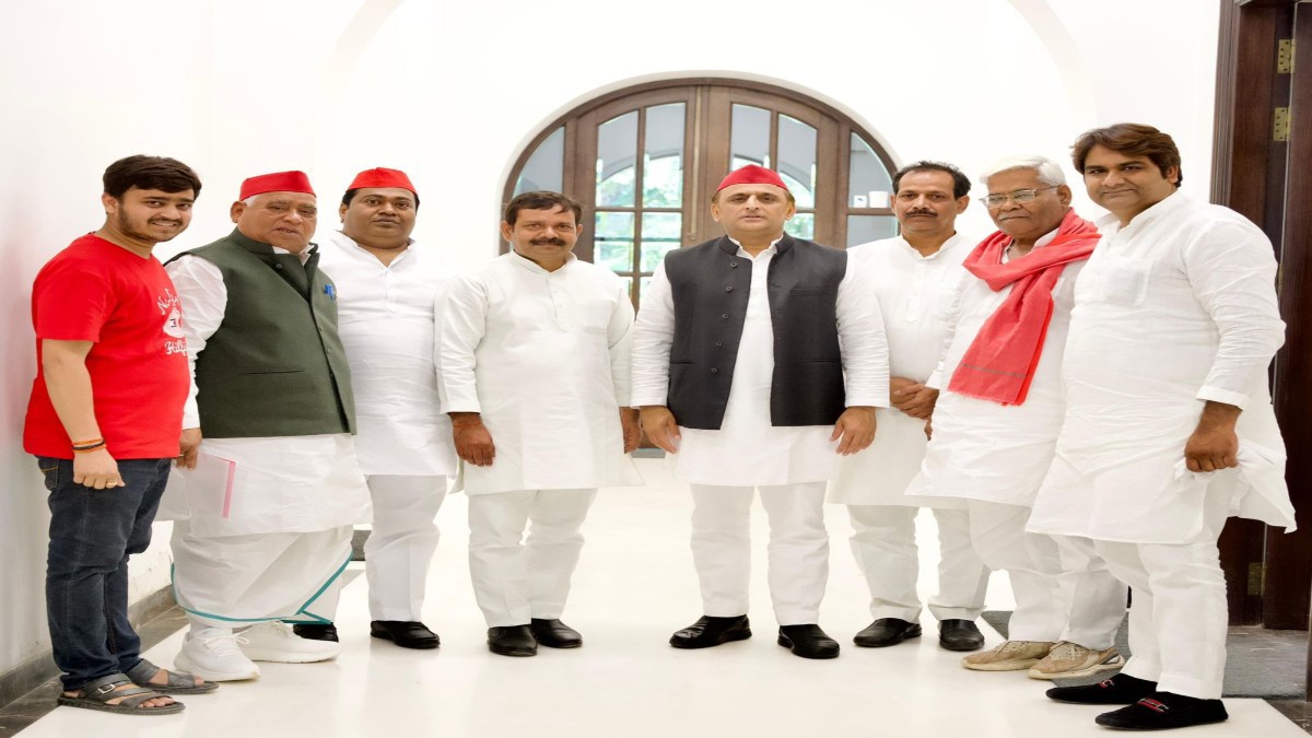 UP: सांसद अवधेश प्रसाद ने अखिलेश यादव से की मुलाकात, उपचुनाव में जीत का दिलाया भरोसा