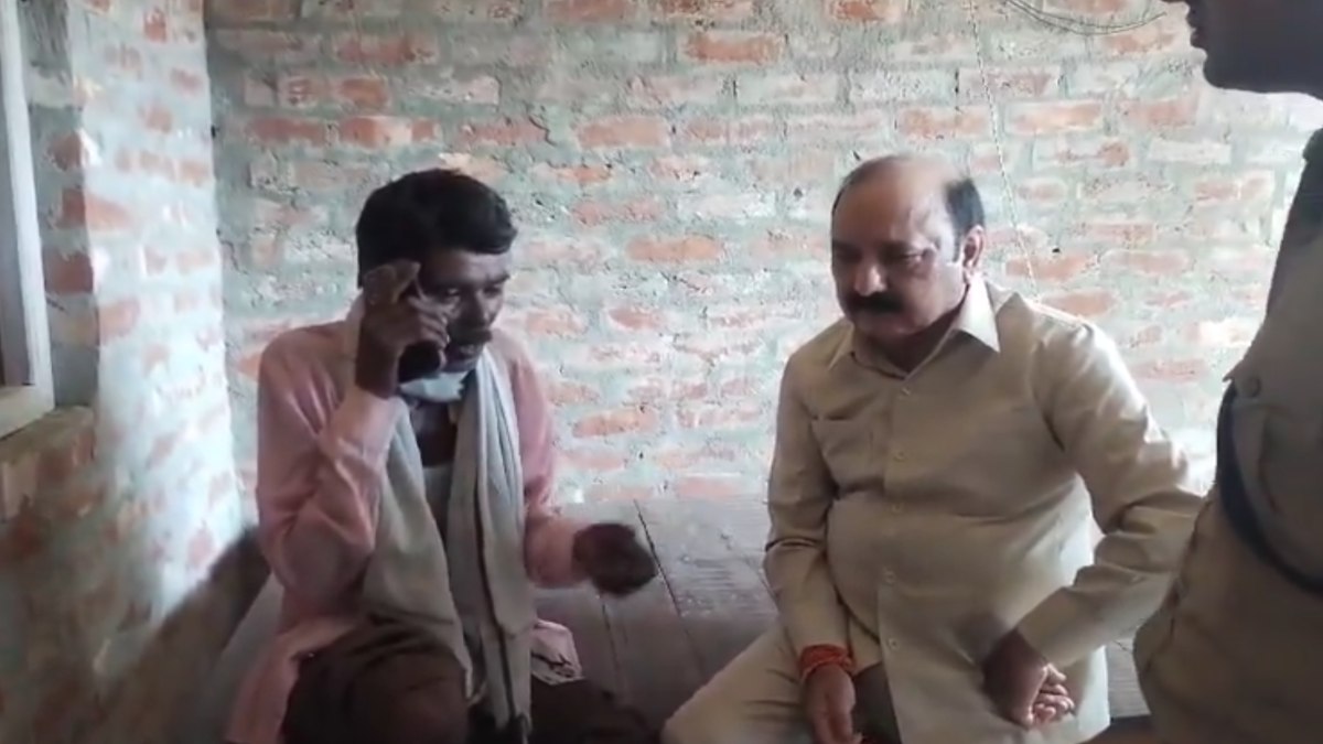 Amethi News: अमेठी हत्याकांड के मृतकों का शव पहुंचा पैतृक गांव, राहुल गांधी ने मृतक के पिता से की फोन पर बात