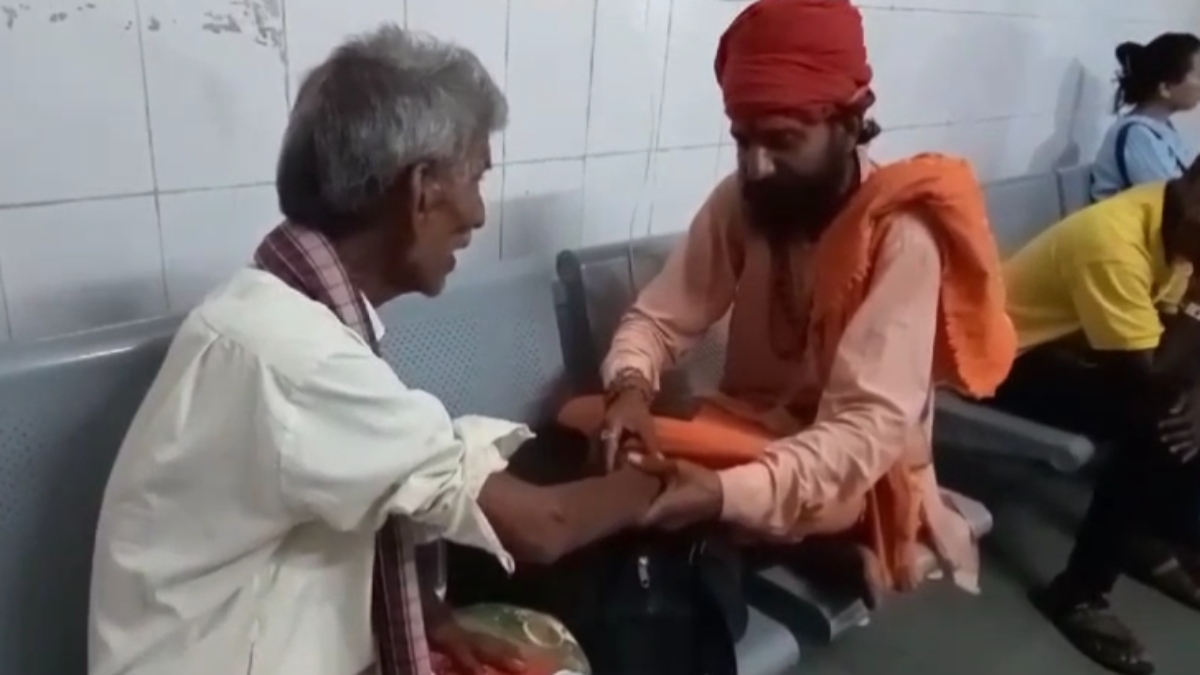 अस्पताल में अंधविश्वास का खुला खेल: झाड़फूंक से मरीज का इलाज करते नजर आया ढोंगी बाबा, Video वायरल  