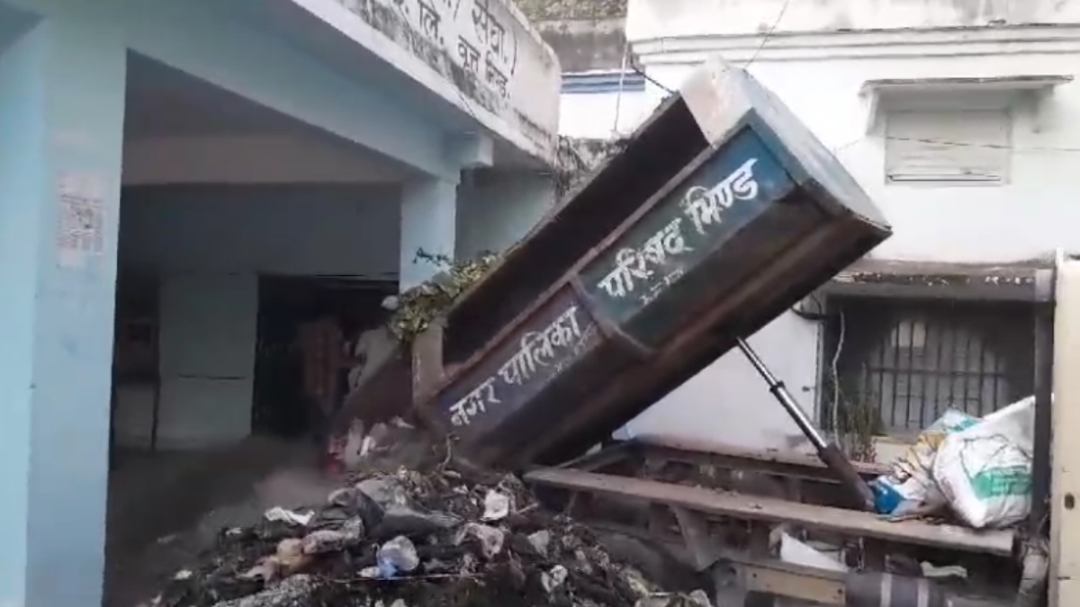 नगर पालिका और बिजली विभाग में ठनी: 2 करोड़ बिल बकाया होने पर काटा कनेक्शन, नपा ने कार्यालय के सामने डलवाया कचरा