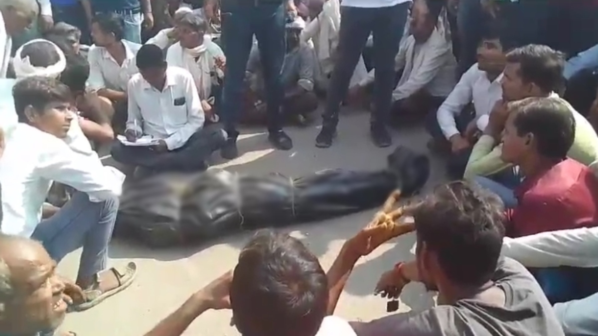 अज्ञात वाहन की टक्कर से बाइक सवार की मौत: परिजनों का फूटा गुस्सा, सड़क पर शव रखकर लगाया जाम 