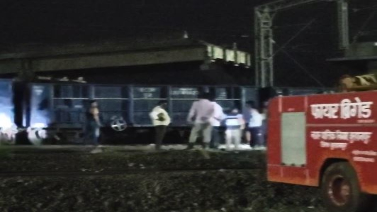 कोयले से भरी मालगाड़ी से उठा धुआं, मचा हड़कंप, मौके पर पहुंचे फायर फाइटर ने आग पर पाया काबू 