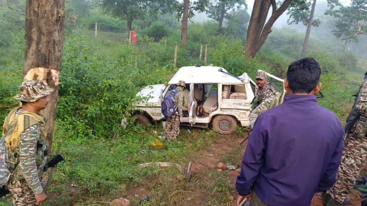 BREAKING: सर्चिंग पर निकले CRPF जवानों का बोलेरो वाहन पलटा, एक की मौत, चार गंभीर रूप से घायल