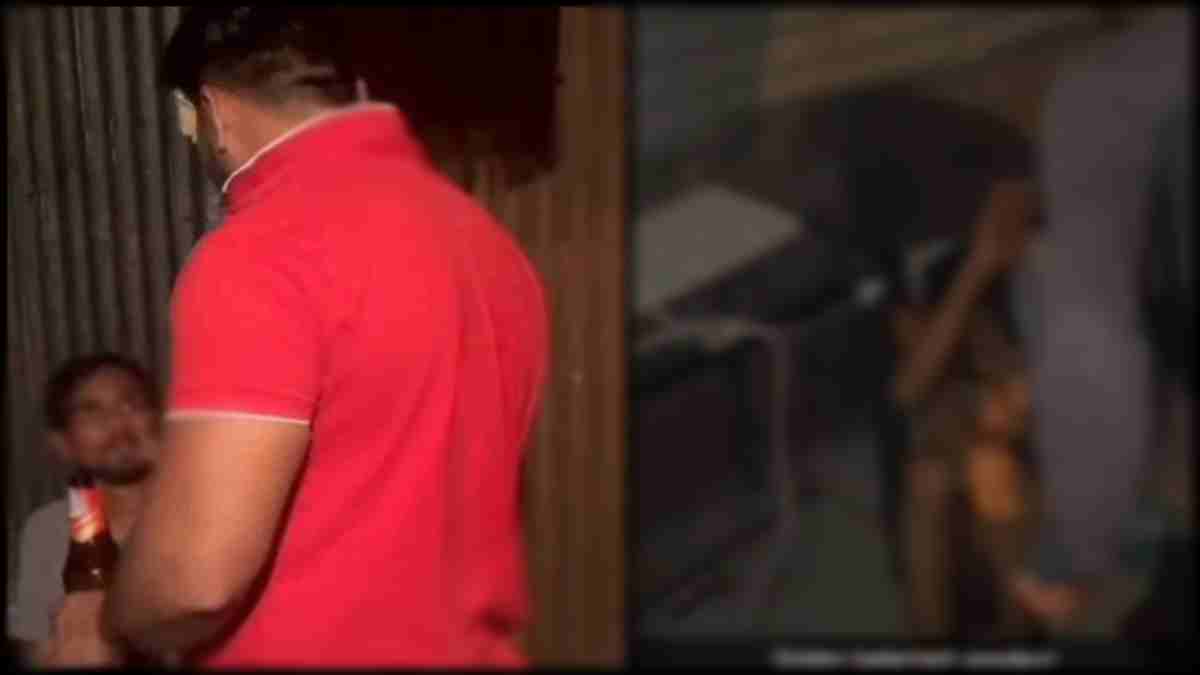 युवक की बेरहमी से पिटाई, Video Viral: निर्वस्त्र कर बदमाशों ने पीटा, फिर ठंडी बीयर डाल कर पैरों पर झुकाकर मंगवाई माफी