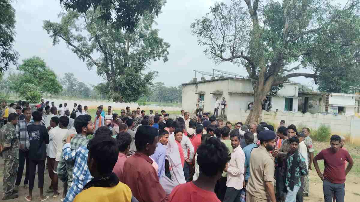 कबीरधाम : मां दुर्गा की मूर्ति स्थापना को लेकर विवाद, प्रशासन ने सुलझाया मामला, गांव में पुलिस तैनात