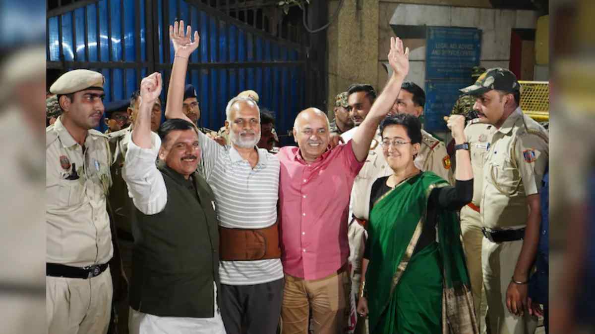 तीन शर्ताें पर AAP नेता को मिली जमानत : तिहाड़ जेल से बाहर आए सत्येंद्र जैन, सिसोदिया और संजय सिंह से गले लगाकर मनाया जश्न