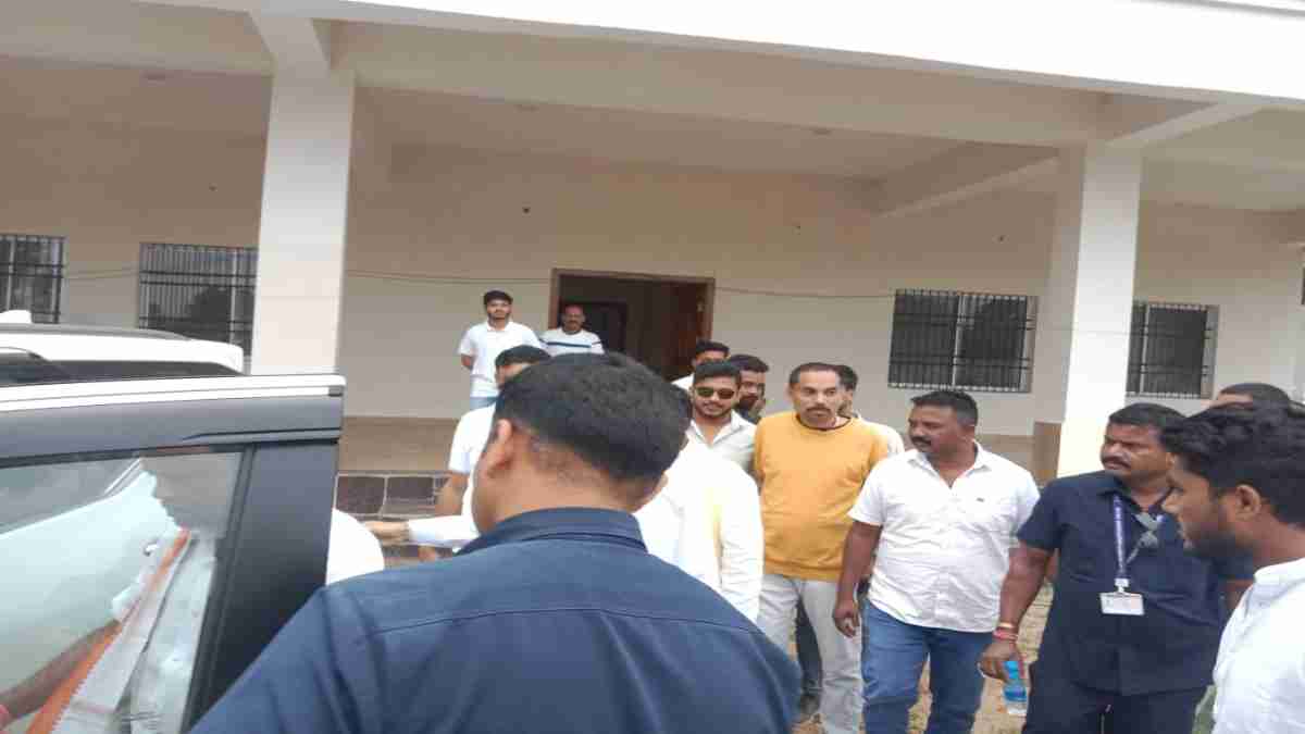 बड़ी खबर : प्रदेश कांग्रेस अध्यक्ष के सामने डॉ. अजय और बृहस्पत सिंह के बीच हुआ जमकर विवाद, नाराज बैज भोजन छोड़ लौटे रायपुर