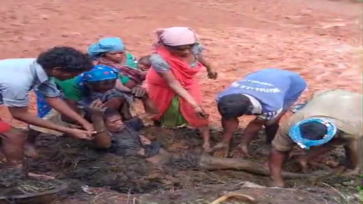 अंधविश्वास से आफत में जान : आकाशीय बिजली से झुलसे युवक को गोबर के गड्‌ढों में गाड़ा, फिर…