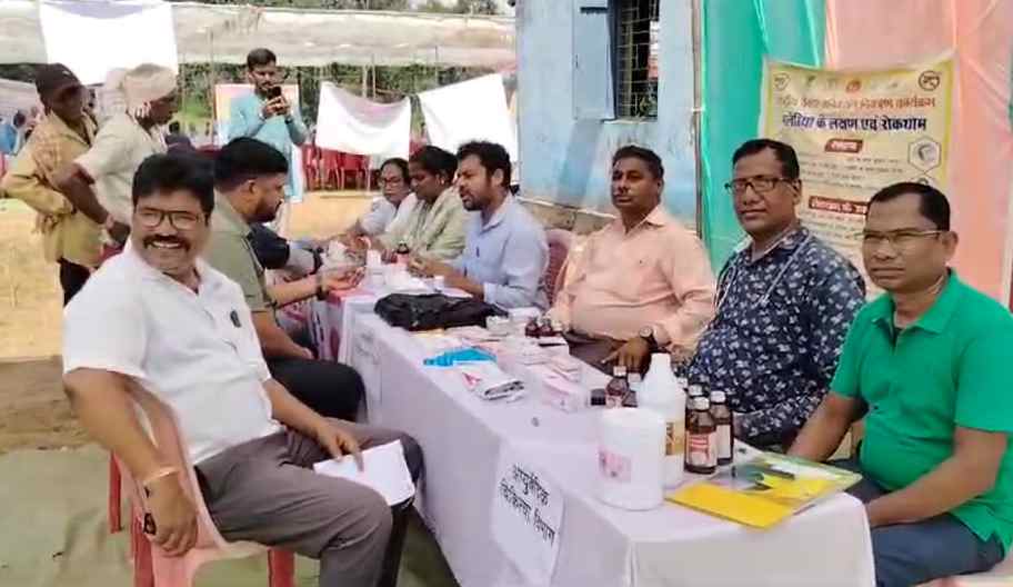 कभी नक्सलवाद के भय से खाली हो गया था गांव, अब वही बैठकर ग्रामीणों की समस्याएं सुन रहे अफसर