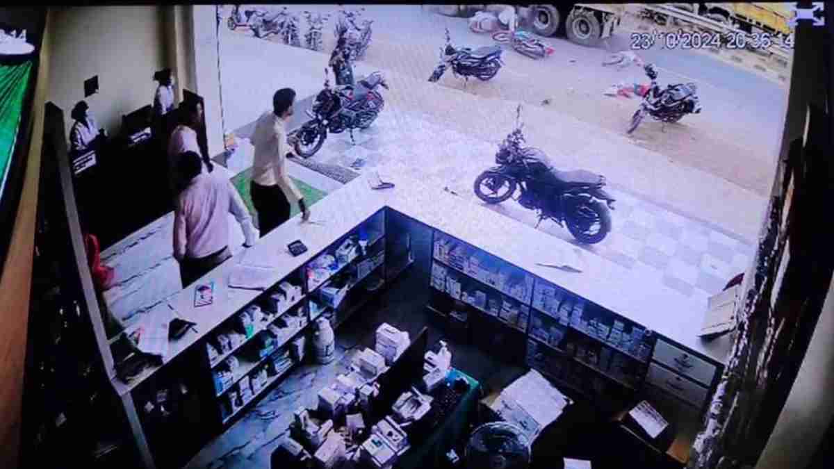 मौत का Live Video : तेज रफ्तार टिप्पर की ठोकर से पति की मौत, पत्नी की हालत गंभीर