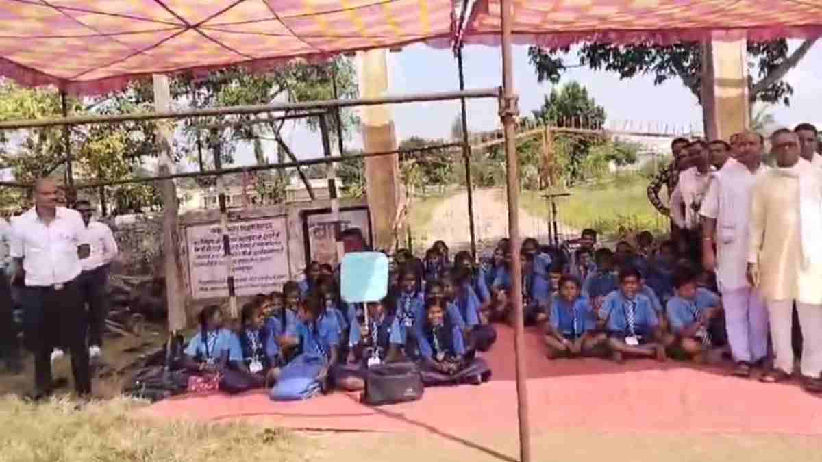 शिक्षकों की कमी और जर्जर भवन को लेकर धरने पर बैठे बच्चे, स्कूल में ताला जड़कर कर रहे नारेबाजी, देखें VIDEO…