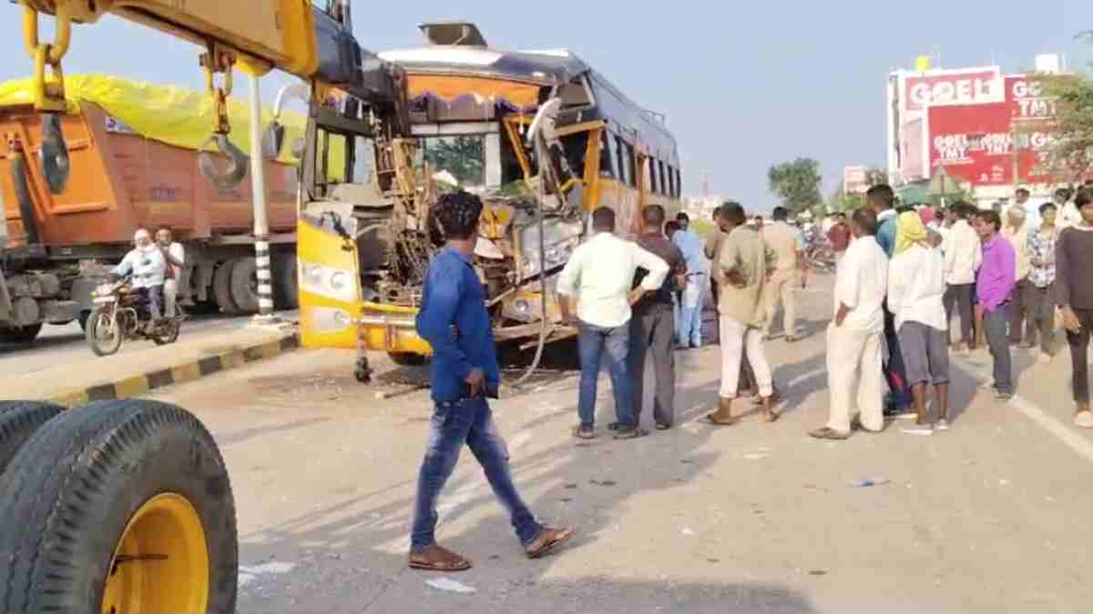 नेशनल हाईवे पर ट्रक से टकराई पुलिसकर्मियों से भरी बस, 15 जवान घायल, तीन की हालत गंभीर