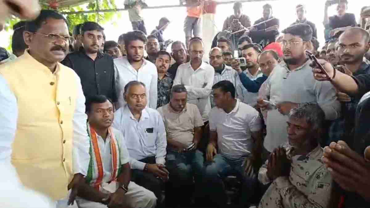 बलरामपुर घटना पर गरमाई सियासत : PCC चीफ बैज ने मृतक के परिवार से की मुलाकात, कहा – गुरुचंद की हुई है हत्या, दोषी पुलिसकर्मियों के खिलाफ हो कार्रवाई
