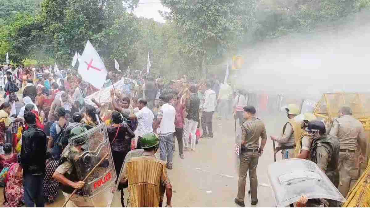 विधायक रायमुनि के खिलाफ कार्रवाई नहीं होने से भड़का इसाई समाज, सीएम कैंप जा रही भीड़ को पुलिस ने रोका, वाटर कैनन का भी किया इस्तेमाल, देखें VIDEO…