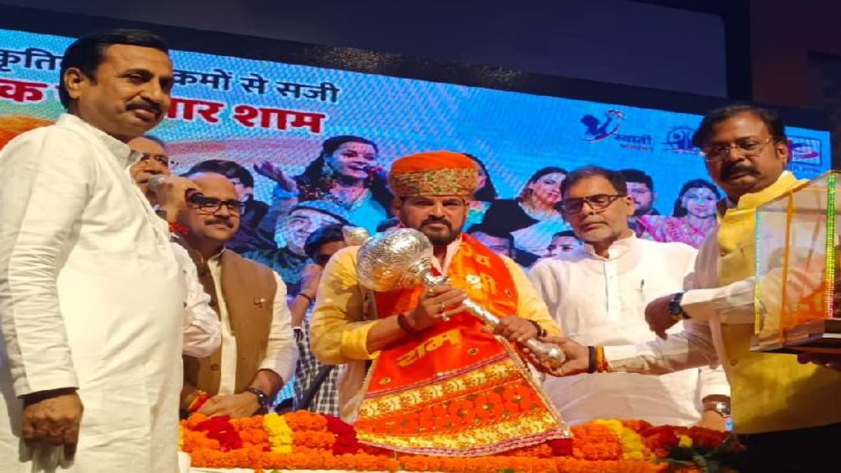 मंच बृज भूषण सिंह ने शायरी से बयां किया दर्द, कहा- ‘मैं झुक जाता तो मसला हल हो जाता…’