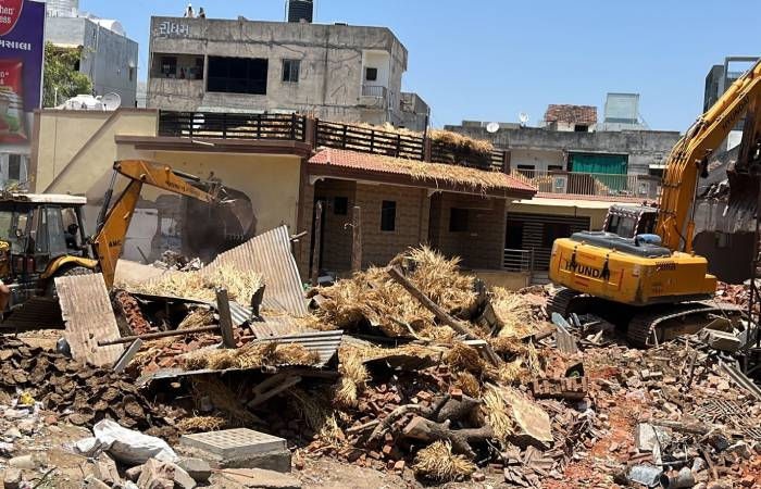 अवैध निर्माण पर चली बुलडोजर, निगम की सख्त कार्रवाई