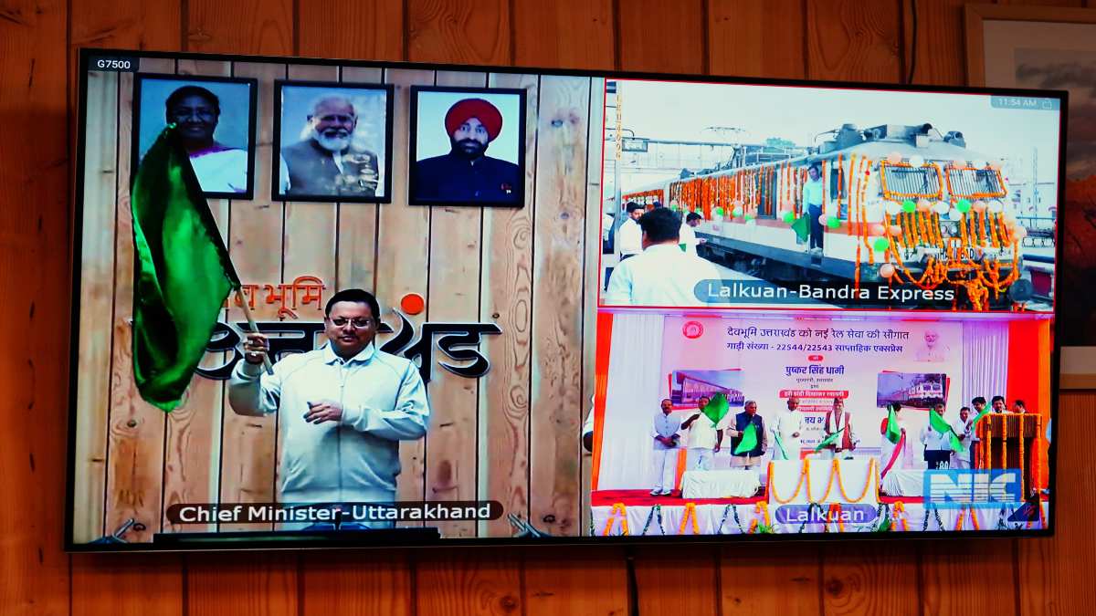 CM धामी ने लालकुआं-बांद्रा सुपरफास्ट को हरी झंडी दिखाकर किया रवाना, जानें ट्रेन का शेड्यूल