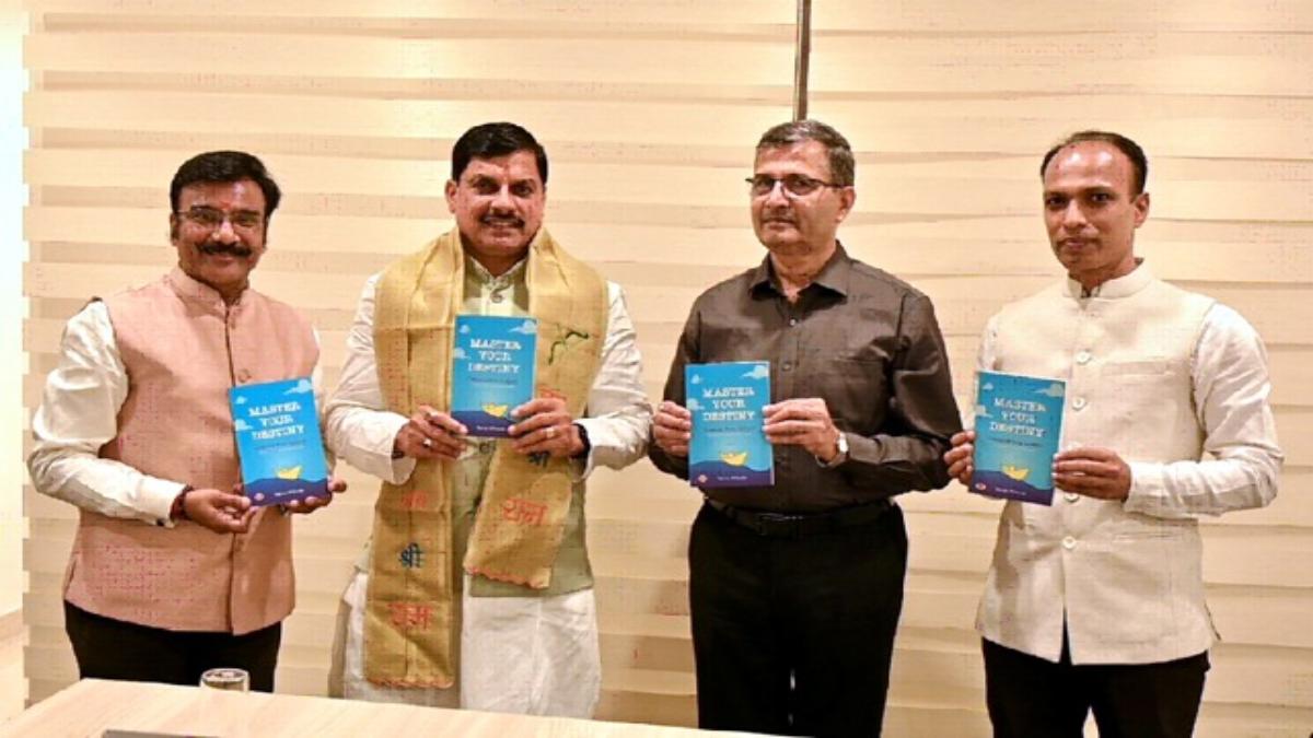 Master Your Destiny- Lessons From Lohani: सीएम डॉ मोहन ने वरिष्ठ अधिकारी तरुण कुमार पिथोडे की पुस्तक का किया विमोचन