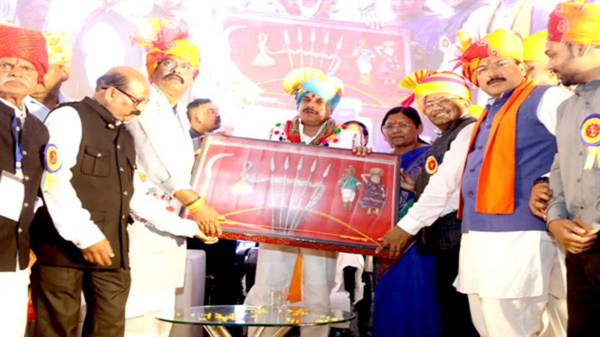 सीएम डॉ मोहन ने भिलाला समाज के प्रांतीय सम्मेलन में की सहभागिता: जमीन और धर्मशाला के लिए 5 करोड़ की घोषणा, स्टॉल से खरीदे गर्म कपड़े
