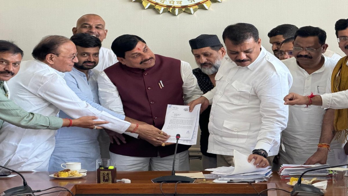 कांग्रेस विधायकों ने CM मोहन से की मुलाकात: विजन डॉक्यूमेंट, फसल के दाम समेत अन्य मुद्दों को लेकर सौंपा ज्ञापन, नेता प्रतिपक्ष ने बढ़ते अत्याचार को लेकर की शिकायत
