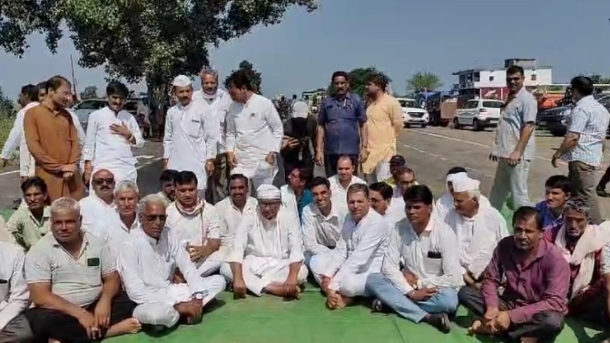 हाईवे में धरने पर बैठे दिग्विजय सिंह, सड़क पर किया प्रदर्शन, जानिए क्या है वजह 