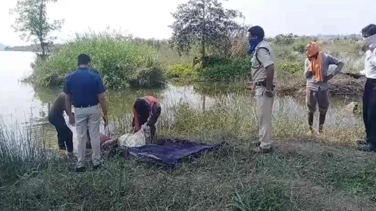 नदी में पत्थरों से बंधा मिला शव: पांच दिनों से लापता था युवक, परिजनों ने जताई हत्या की आशंका