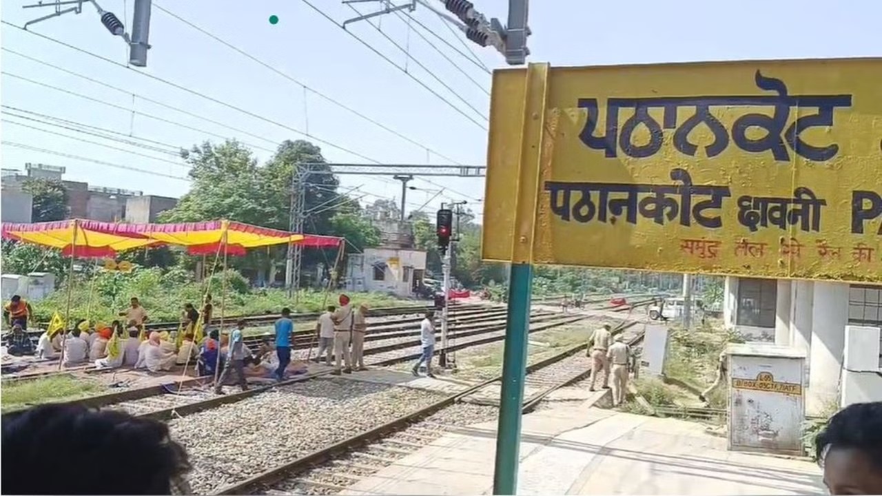 पंजाब-हरियाणा में किसानों ने रोका ट्रेन, ट्रैक पर बैठकर किया विरोध प्रदर्शन