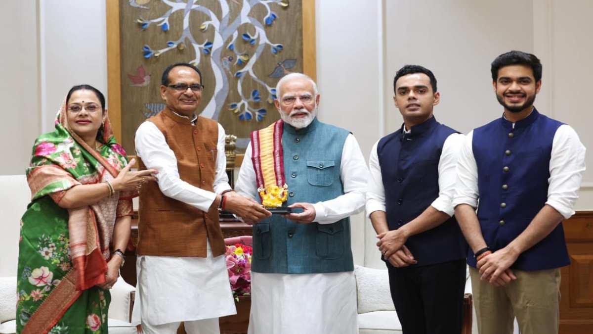 तय हुई शिवराज सिंह चौहान के बेटों की शादी की तारीख, PM मोदी को न्योता देने परिवार के साथ पहुंचे केंद्रीय कृषि मंत्री, देखें तस्वीर
