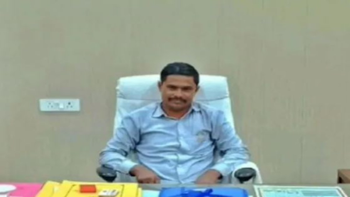 अधिकारी की कुर्सी पर बैठकर खिंचवाई फोटो, फिर किया वायरल, धौंस जमाने वाला हिस्ट्रीशीटर अब पहुंचा सलाखों के पीछे