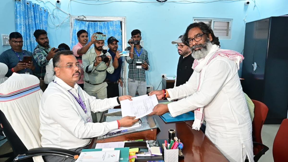 Jharkhand Election: झारखंड सीएम हेमंत सोरेन ने दाखिल किया नामांकन, आज 100 से ज्यादा प्रत्याशी करेंगे नॉमिनेशन