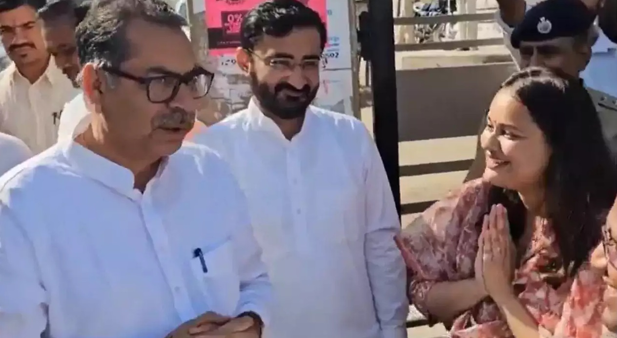 Rajasthan News: IAS टीना डाबी ने 7 सेकंड में 5 बार झुकाया सिर, आखिर इस BJP नेता के सामने क्यों हुईं नतमस्तक?