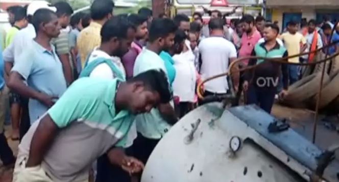 खोरधा : ट्रक के टायर का प्रेशर चेक करते वक्त एयर प्रेशर टैंक में विस्फोट, एक की मौत कई घायल