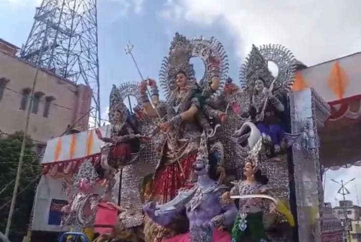 दुर्गा पूजा के समापन के साथ ही भुवनेश्वर-कटक में मूर्ति विसर्जन जारी