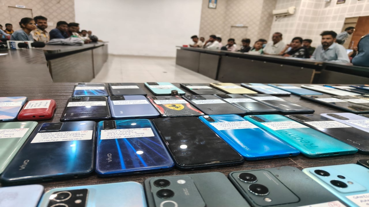 इंदौर पुलिस का दिवाली गिफ्ट: गुम हुए 25 लाख के मोबाइल फोन मालिकों को लौटाए, खुशी से खिल उठे चेहरे  