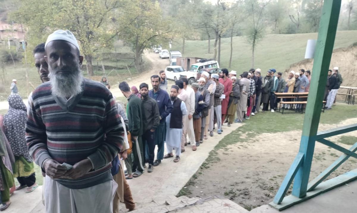 JK 3rd Phase Voting Live: आखिरी चरण में जम्मू-कश्मीर की 40 सीटों पर मतदान शुरू, 415 कैंडिडेट्स मैदान में, आतंकी अफजल गुरू और अलगाववादी नेता इंजीनियर राशिद का भाई भी मैदान में