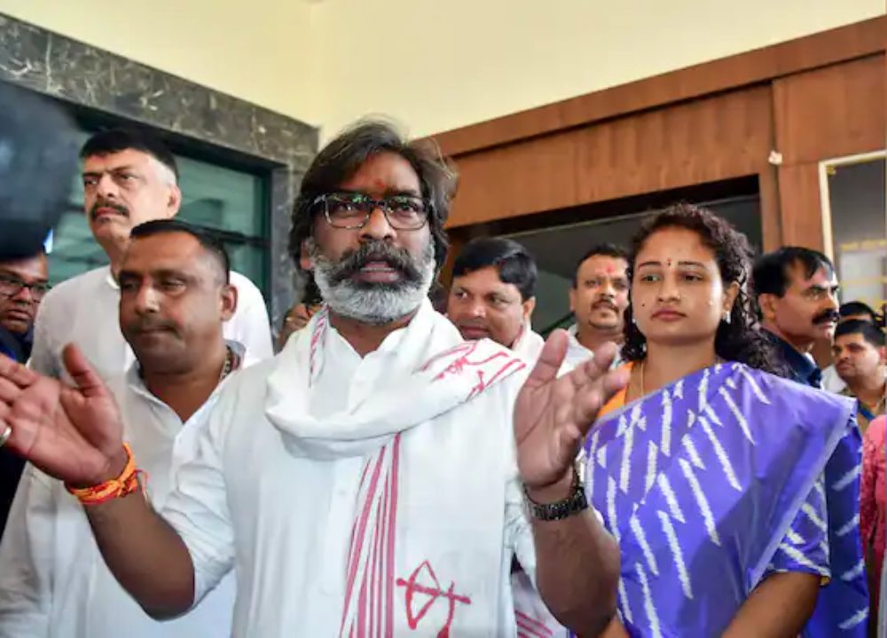 JMM Candidate List: झारखंड चुनाव के लिए जेएमएम ने जारी की 35 कैंडिडेट की पहली लिस्ट, सीएम हेमंत बरहेट और पत्नी कल्पना गाण्डेय सीट से लड़ेंगी चुनाव, 40 मिनट पहले पार्टी में आए चुन्ना सिंह को भी टिकट