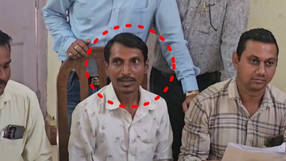 लोकायुक्त की बड़ी कार्रवाई: BJP नेता से चाय की दुकान पर रिश्वत लेते रंगे हाथों पकड़ाया रोजगार सहायक, इस काम के एवज में मांगी थी घूस