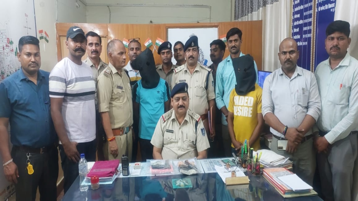 चाकू की नोंक पर दिनदहाड़े लूट: बैंक से घर जा रही महिला से बदमाशों ने लुटे 49 हजार रुपए, पुलिस ने दबोचा 