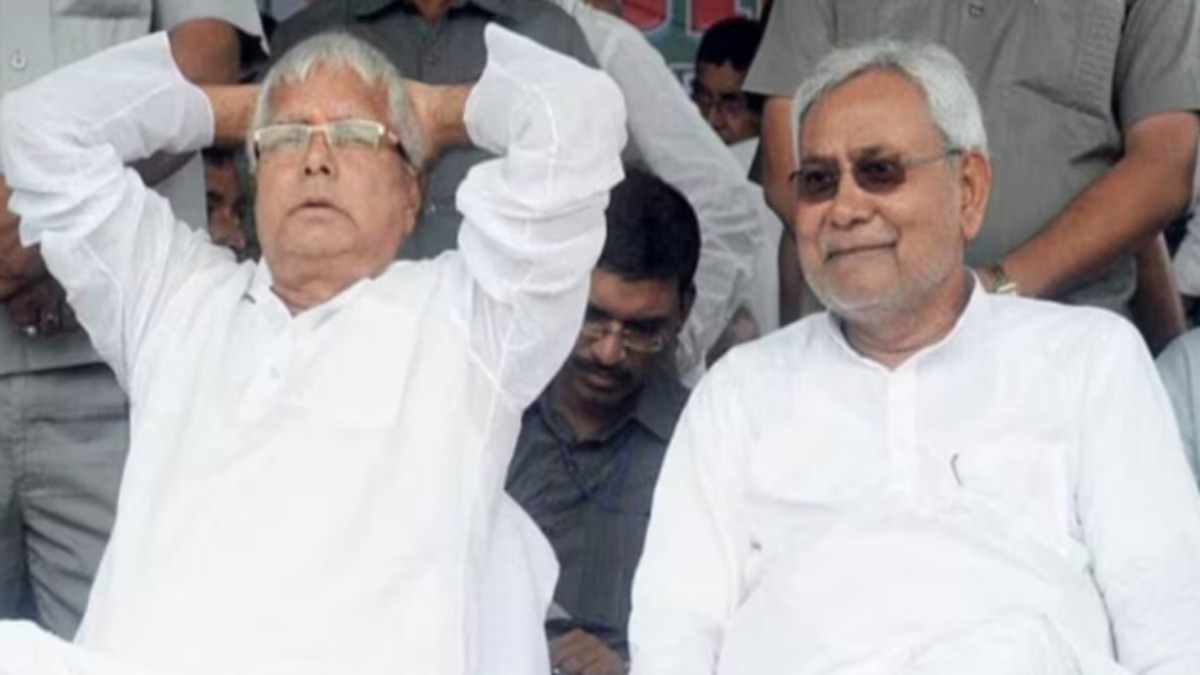 नीतीश कुमार या लालू प्रसाद ? बिहार में हाईजैक पर सियासत, RJD और JDU के बीच वार पलटवार