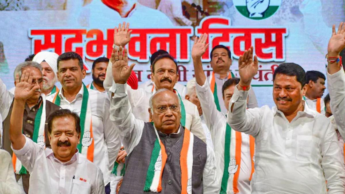 Maharashtra Congress Candidate List: कांग्रेस ने जारी की 48 कैंडिडेट की पहली लिस्ट, पृथ्वीराज चव्हाण, नाना पटोले सहित इन नेताओं को मिला टिकट, देवेंद्र फडणवीस के खिलाफ प्रफुल गुडधे को उतारा